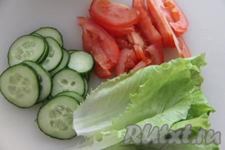 Огурцы нарезать на кружочки, помидоры - на полукружочки.