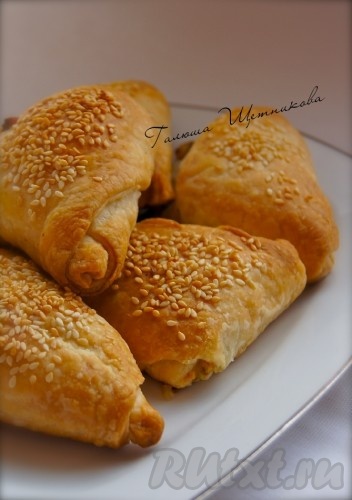 Слоеные пирожки с грибами и сыром 