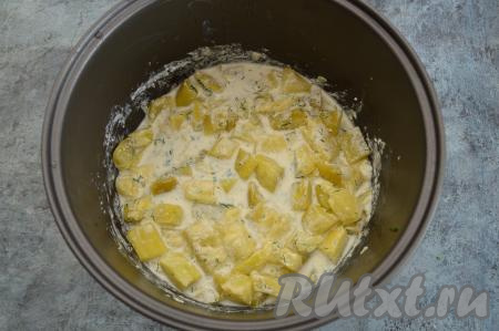 Разные сорта кабачков доходят до готовности в течение разного времени. Поэтому через 40 минут можно пробовать кабачки на готовность. Если кабачки легко прокалываются вилкой, значит они готовы. К готовым кабачкам добавить в чашу мультиварки мелко нарезанную зелень, перемешать, оставить на 1-2 минуты в мультиварке.