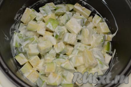 Очень хорошо перемешать сметану с кабачками и поставить чашу в мультиварку, выставить режим "Тушение", время - 50 минут, крышку мультиварки закрыть. В процессе тушения 2-3 раза кабачки нужно будет перемешать.