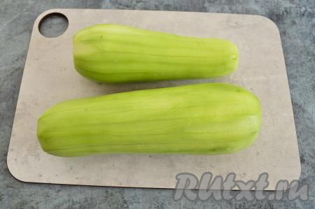 Очистить кабачки от шкурки. Если семечки крупные, их тоже нужно будет удалить. Я взяла молодые кабачки с мелкими семечками.