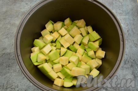 Чашу мультиварки смазать растительным маслом. Нарезать кабачки на небольшие кубики (ориентировочно размером 1,5 на 2 сантиметра) и выложить в чашу.