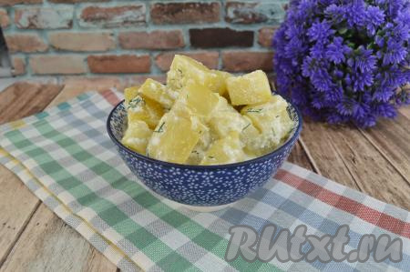 Мягкие, сочные кабачки, приготовленные в сметане, достать из мультиварки и подать к столу. Это простое блюдо станет отличным дополнением к мясу, рыбе или курице. Уверена, нежные кабачки, покрытые сметанным соусом, многим придутся по вкусу!