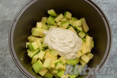 Добавить к кабачкам сметану и соль по вкусу. Если сметана кисловата, можно добавить маленькую щепотку сахара.