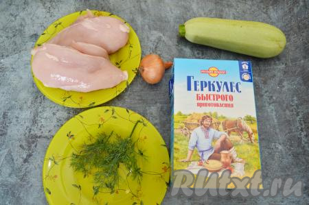 Подготовить продукты для приготовления диетических куриных котлет с кабачком в духовке. Кабачок очистить от кожуры. Если у кабачка крупные семечки, их тоже нужно будет удалить. Нам потребуется 300 грамм очищенного кабачка. Учитывайте, что вес очищенного кабачка должен быть не больше половины веса куриного филе. Лук очистить. Зелень (я взяла укроп) промыть и дать немного обсохнуть.