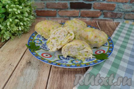 Вкусные, нежные диетические куриные котлеты, приготовленные с добавлением кабачка, достать из духовки, к столу подать в горячем виде. Отличные котлетки для всей семьи, попробуйте!