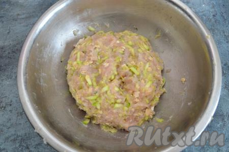 Тщательно перемешать курино-кабачковый фарш (до однородности) и поставить в холодильник минут на 15.