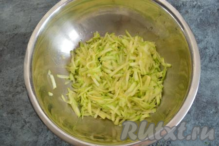 Натереть кабачок на крупной тёрке, присолить и оставить на 10 минут. По прошествии времени кабачок выделит сок, который необходимо отжать (для того чтобы отжать лишний сок из кабачков, я беру частями кабачковую массу в руку и сжимаю, выделившийся сок нам не понадобится).