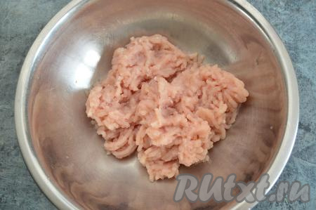 Куриное филе вместе с репчатым луком пропустить через мясорубку, перемешать фарш.