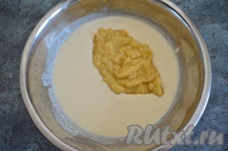 Добавить банановую массу в миску с творожным тестом и перемешать венчиком до однородности. Творожное тесто, замешанное с добавлением банана и манки, получится в меру густым, напоминающим сметану средней жирности.