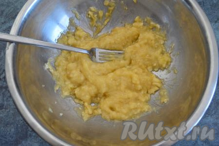 Размять вилкой бананы в однородную массу. Спелые банана разминаются легко и быстро.
