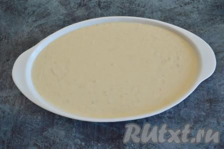 Форму для выпечки смазать сливочным (или растительным) маслом - кому как больше нравится. Вылить в форму творожно-банановое тесто. У меня овальная форма размерами 26 на 16 см.