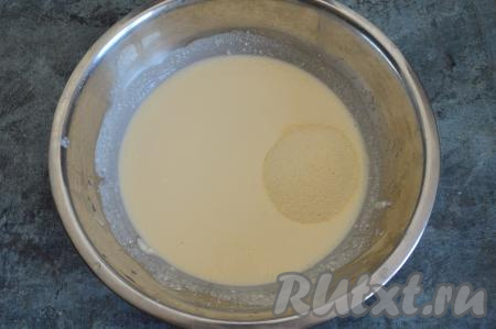 Всыпать манку, перемешать и оставить творожное тесто на 10 минут, чтобы манка успела как следует набухнуть.