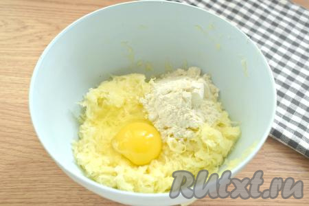 В эту же миску добавляем яйцо и всыпаем муку.