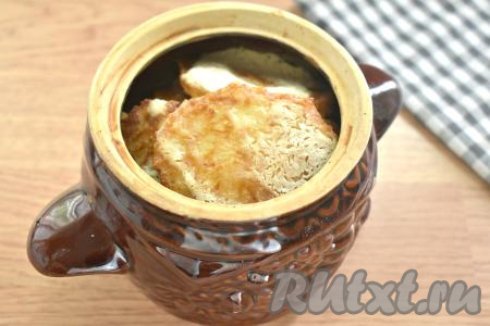 Накрываем горшочек с драниками крышкой и отправляем на 25-30 минут в духовку, заранее прогретую до 180 градусов.