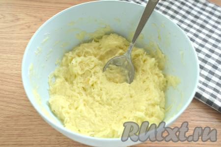 Тщательно перемешиваем картофельное тесто для драников, оно должно получиться в меру густым, немного вязким. Если необходимо, можете добавить ещё немного муки. Я больше двух столовых ложек муки добавлять не стала.