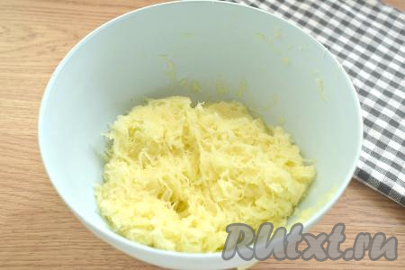 400 грамм очищенного картофеля натираем на средней тёрке. Слегка отжимаем получившуюся картофельную массу (выделившийся при этом сок нам не понадобится) и перекладываем в глубокую миску.
