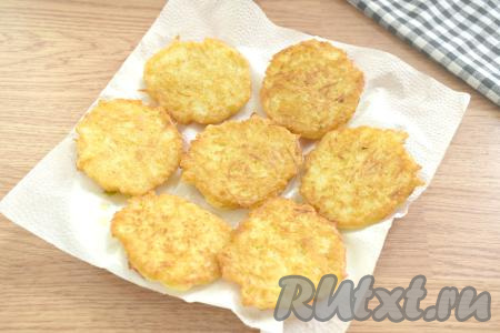 После жарки драники выкладываем на бумажные салфетки, чтобы удалить лишнее масло. Аналогично жарим драники из оставшегося теста, перемешивая тесто перед жаркой очередной порции. Всего у меня получилось 10 картофельных драников.