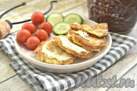 Драники из картошки, томлёные в горшочке в духовке, получаются мягкими, очень вкусными, нежными, к столу их лучше всего подавать горячими.