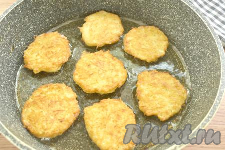 Разогреваем на сковороде растительное масло, затем выкладываем по столовой ложке картофельного теста в виде круглых оладий. Жарим драники на среднем огне до румяности с двух сторон (примерно по 2-3 минуты с каждой стороны).