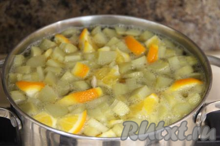 В процессе варки попробовать компот на вкус, если нужно, добавить сахар по вкусу (мне нравится в меру сладкий компот, поэтому я дополнительно сахар не добавляла). Затем снять с огня и оставить остывать.