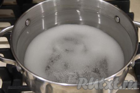 Воду влить в кастрюлю, всыпать сахар, поставить на сильный огонь, довести до кипения.