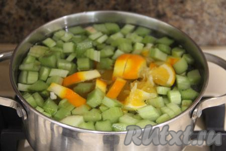 В кастрюлю с закипевшей водой с сахаром выложить ревень с апельсином, довести до кипения, а затем варить на небольшом огне 7 минут.