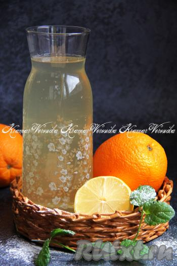 Остывший ароматный, вкусный компот, сваренный из ревеня с апельсином, перелить в графин и можно подавать к столу. Я перед подачей поставила его на несколько часов в холодильник. Такой напиток отлично утоляет жажду.