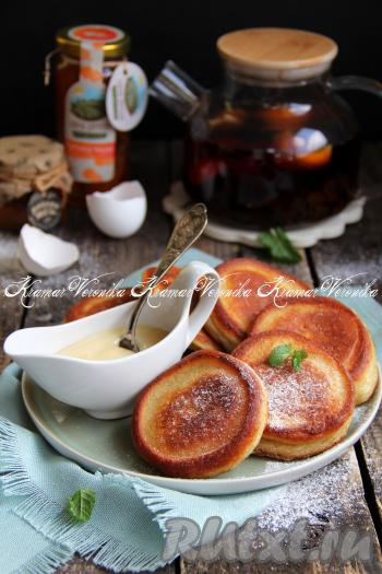 Нежные, мягкие, воздушные оладьи, приготовленные из детского творожка "Агуша", подать к столу со сгущёнкой, вареньем или сметаной.