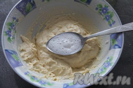 Перемешать творожное тесто венчиком до однородности. Соду погасить столовым уксусом 9% (или лимонным соком), затем добавить в тесто, перемешать. Тесто для оладий получится вязким и достаточно густым.