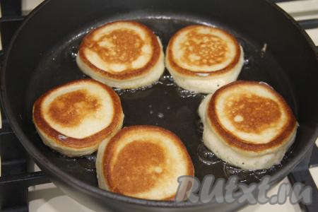 Жарить оладьи до золотистого цвета с двух сторон (ориентировочно по 2-3 минуты с каждой стороны) на среднем огне. 