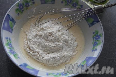 Затем всыпать муку.