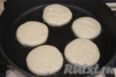 В сковороде хорошо разогреть растительное масло. В разогретую сковороду выкладывать по 1-1,5 столовых ложки творожного теста в виде круглых оладий. Лучше выкладывать тесто в виде оладушек на небольшом расстоянии друг от друга.