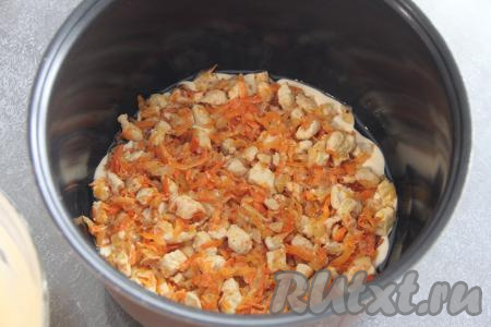 Разложить равномерно начинку поверх теста.