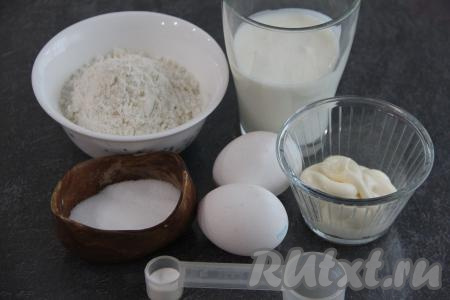 Подготовить продукты для замешивания теста.