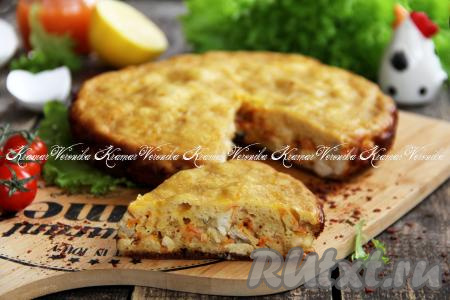 Готовый нежный, вкусный заливной пирог с курицей достать из чаши мультиварки, удалить пергамент. Переложить выпечку на решётку, чтобы пирог равномерно остыл. Нарезать тёплую или полностью остывшую выпечку на кусочки и подать к столу. Смотрите, какой аппетитный разрез у нашего заливного пирога, угощайтесь!