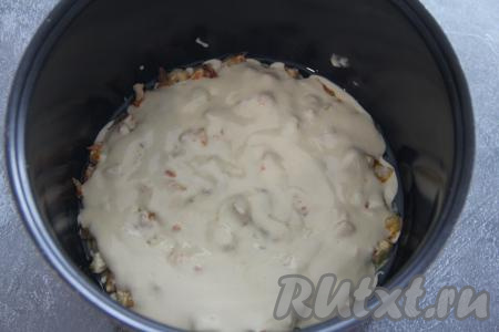 Затем выложить оставшееся тесто, равномерно покрывая начинку.