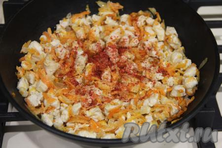 Обжаривать кусочки мяса курицы с овощами минут 7, периодически перемешивая, на сковороде (или на режиме мультиварки "Жарка"), затем всыпать соль и специи по вкусу, перемешать, снять начинку для заливного пирога с огня и дать немного остыть. Если вы готовили начинку в чаше мультиварки, тогда переложите жареное мясо с овощами на тарелку, а чашу вымойте и вытрите насухо полотенцем.