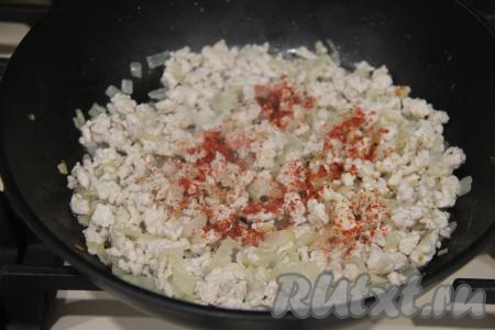 Обжарить фарш с луком на среднем огне в течение 15 минут, постоянно разбивая комочки мяса. В конце обжаривания посолить по вкусу, добавить любимые специи, перемешать и снять мясную начинку с огня, дать немного остыть.