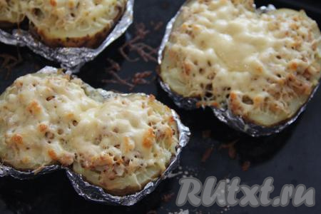 Запекать картофель, фаршированный фаршем, в духовке примерно 7 минут (до расплавления сыра) при температуре 180 градусов.
