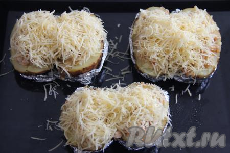 Твёрдый сыр натереть на средней тёрке и выложить поверх фарша.