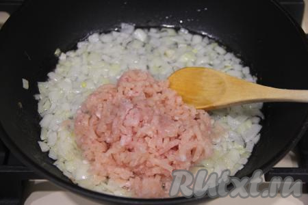 После того как лук станет достаточно мягким, добавить к нему фарш, перемешать.