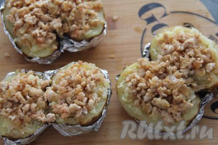 Начинку из фарша зрительно разделить на примерно одинаковое количество частей (по количеству картошин). У меня было три картофелины, поэтому я начинку зрительно разделила на 3 части. Начинку из фарша выложить в середину каждой половинки картофеля.