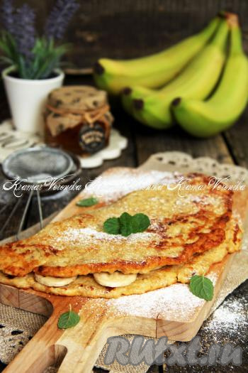 Накрыть другой половинкой блина банановую начинку. Вкусный, аппетитный и сытный овсяноблин с творогом и бананом подать к столу.