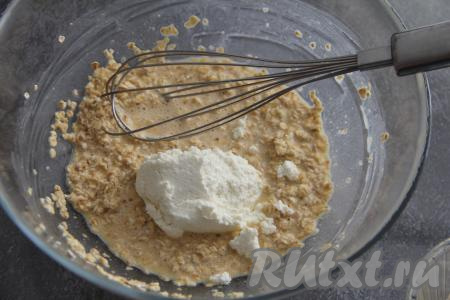 Влить молоко и перемешать массу венчиком. Добавить творог и ещё раз перемешать массу. Оставить овсяно-творожную массу на 5 минут, чтобы овсянка набухла.