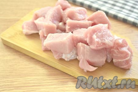 Свинину моем, слегка обсушиваем и нарезаем на средние кусочки. Я готовила плов в глубокой сковороде, но подойдёт и казан или сотейник. Вливаем в сковороду растительное масло, разогреваем его и выкладываем кусочки свинины.