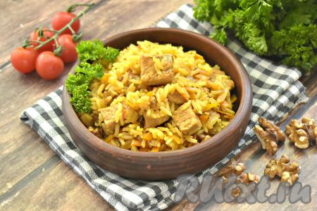 Ароматный, сытный и вкусный плов с грецкими орехами и свининой подаём к столу.