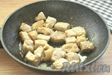 Периодически перемешивая, обжариваем мясо на среднем огне 8-10 минут.
