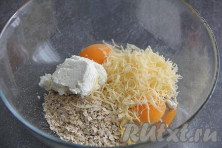 Добавить соль, творог и натёртый сыр.