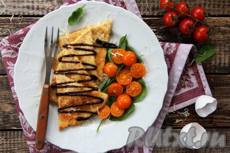 Вкусный, полезный овсяноблин, приготовленный с творогом и сыром, нарезать на кусочки и подать к столу, по желанию, дополнив свежими овощами и любимым соусом. Это сытное блюдо станет прекрасным завтраком или отличным перекусом в течение дня!